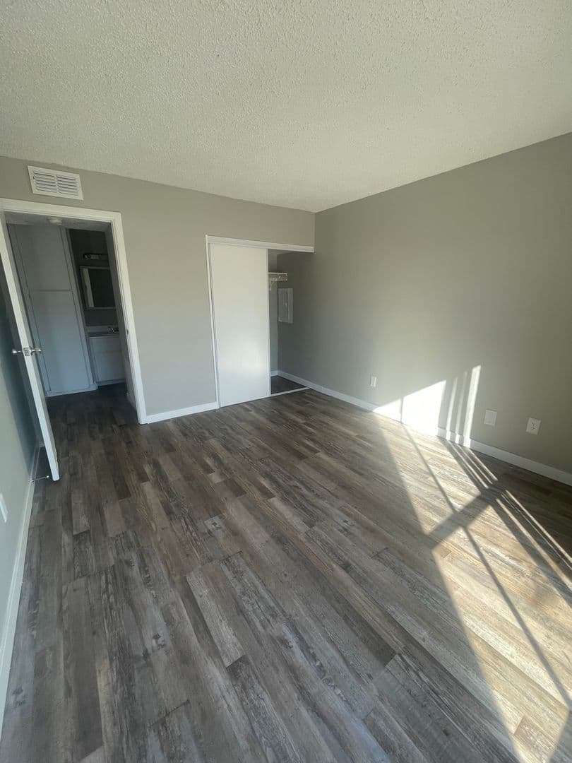 Las Vegas Apartment: 303 E. Harmon Ave