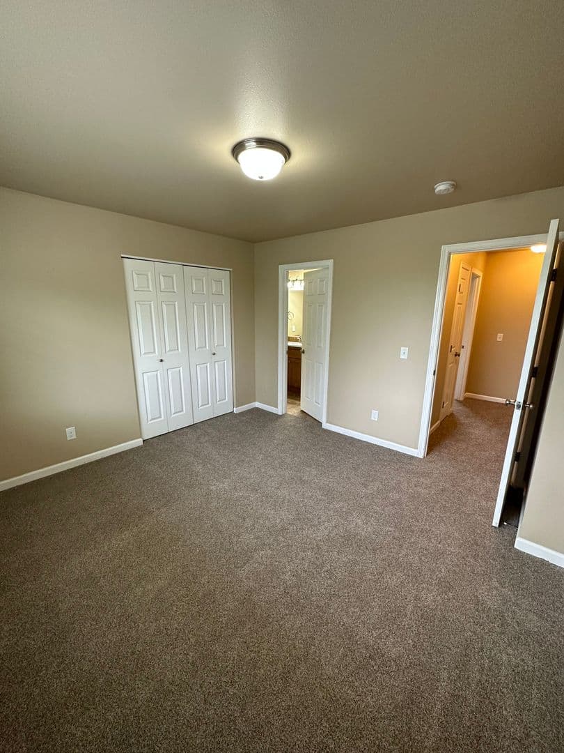 Lynden Apartment: 1975 N Prairie Ln