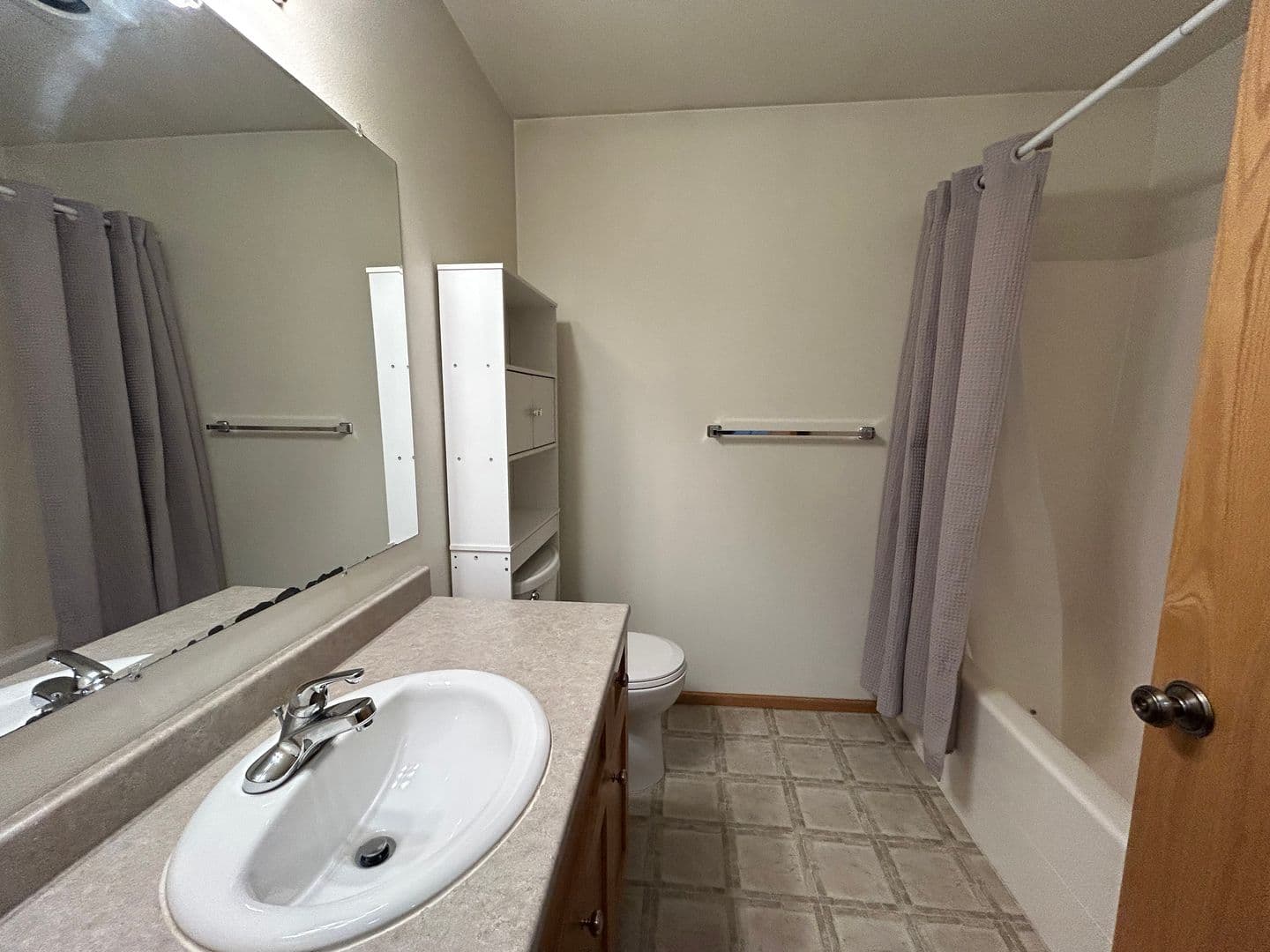 Lynden Apartment: 733 Judson St