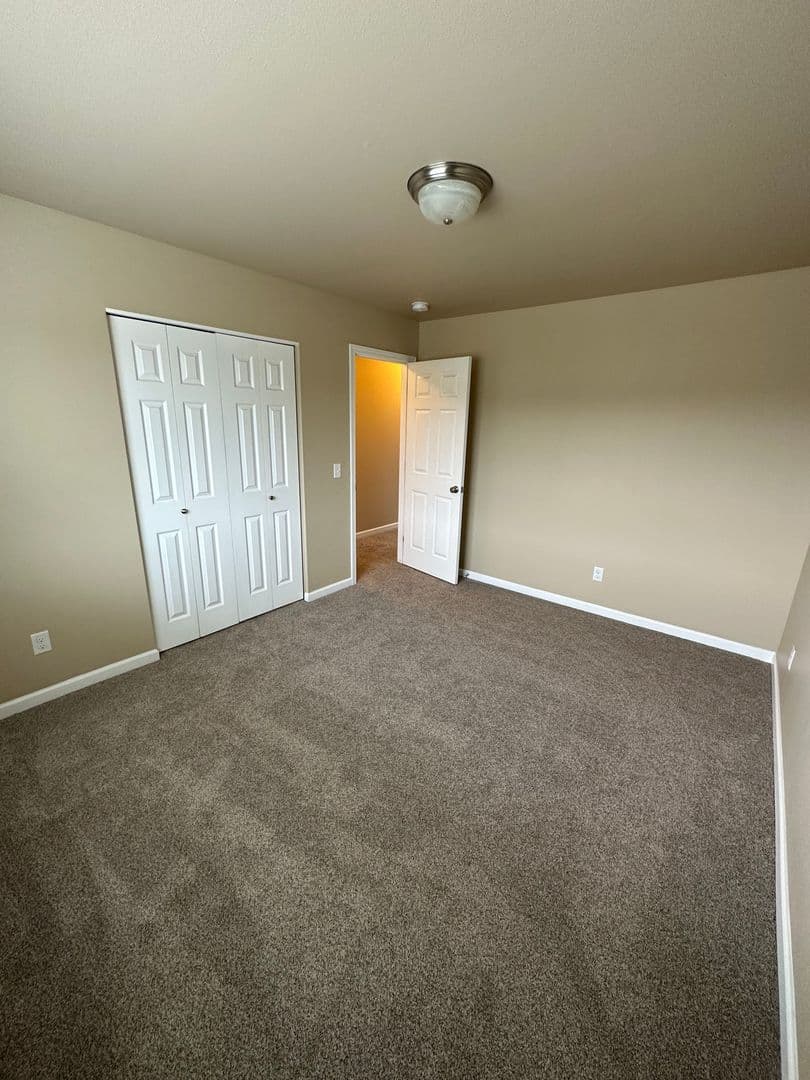 Lynden Apartment: 1947 N Prairie Ln