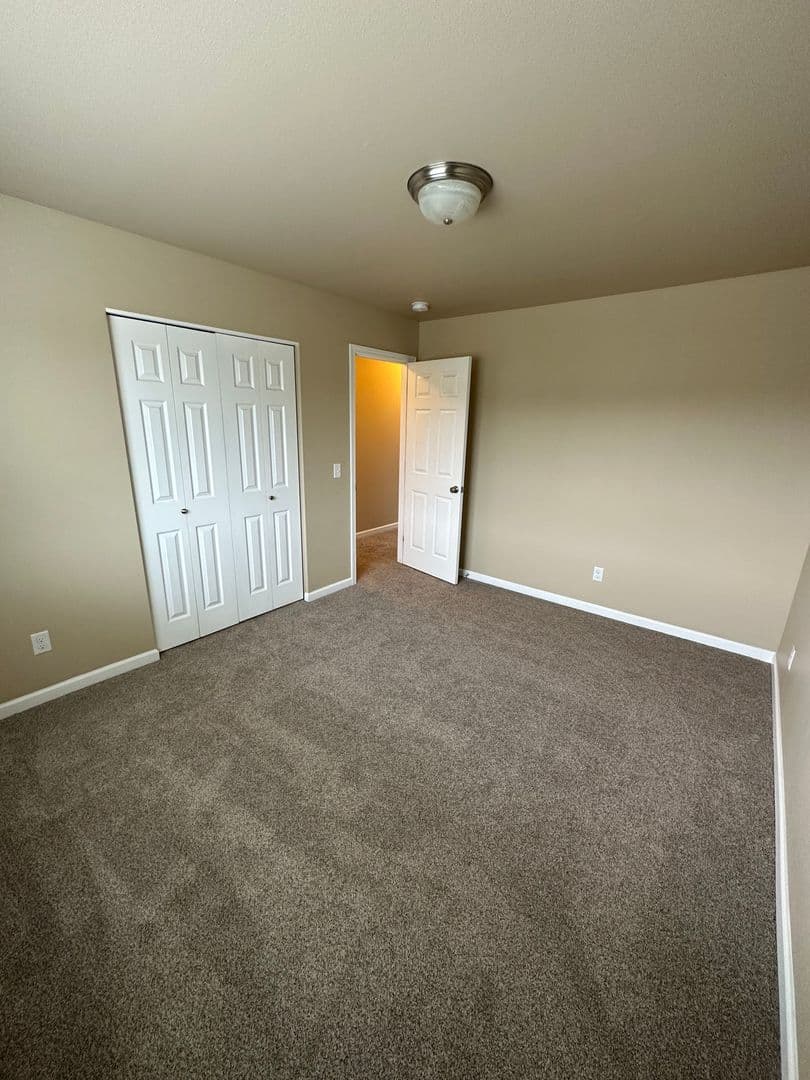Lynden Apartment: 1975 N Prairie Ln