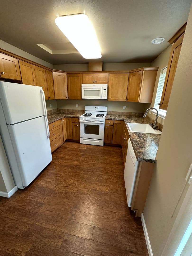 Lynden Apartment: 1947 N Prairie Ln