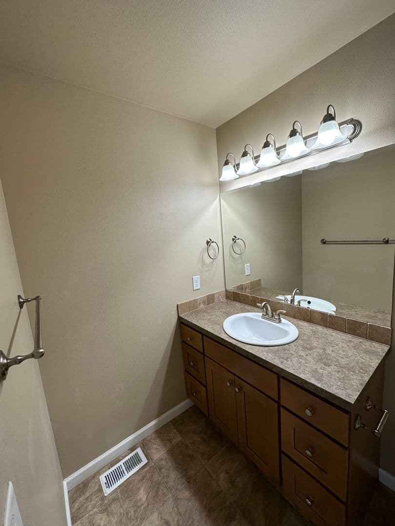 Lynden Apartment: 1947 N Prairie Ln