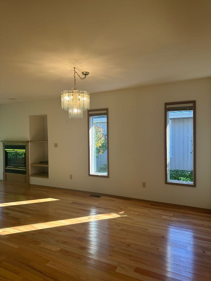 Bellingham House: 4005 B Village Dr