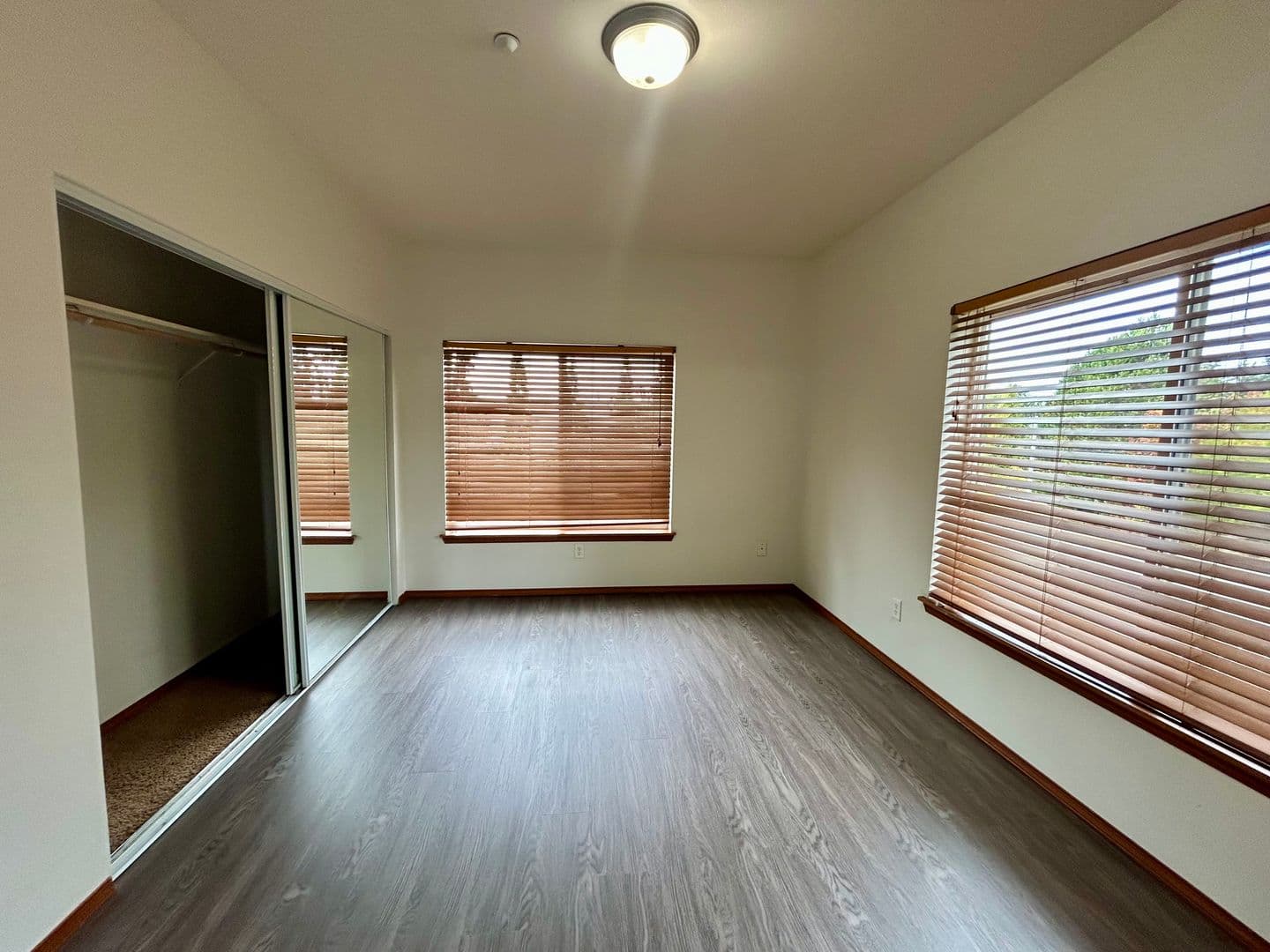 Bellingham Apartment: 3900 Deemer Rd