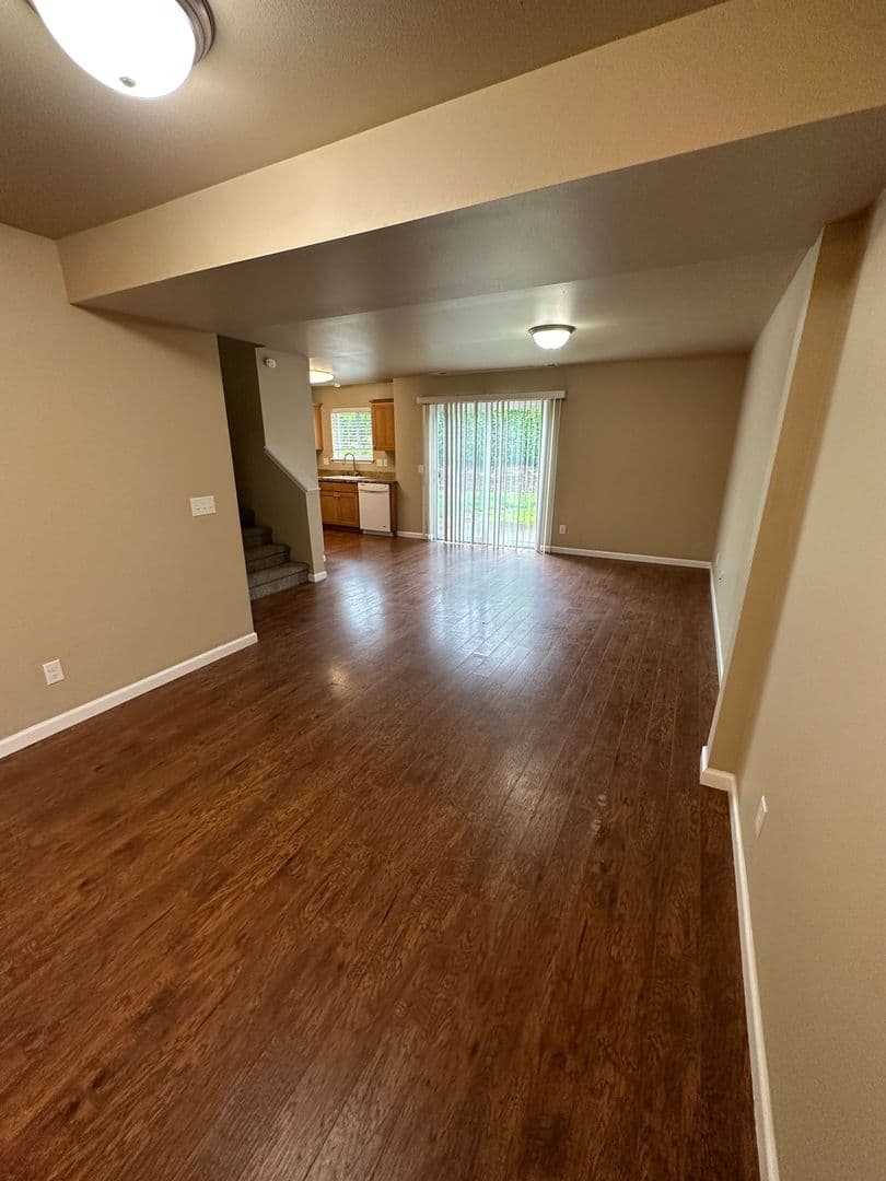 Lynden Apartment: 1947 N Prairie Ln