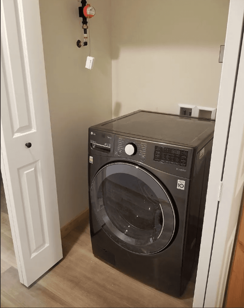 Bellingham Apartment: 1130 13th St