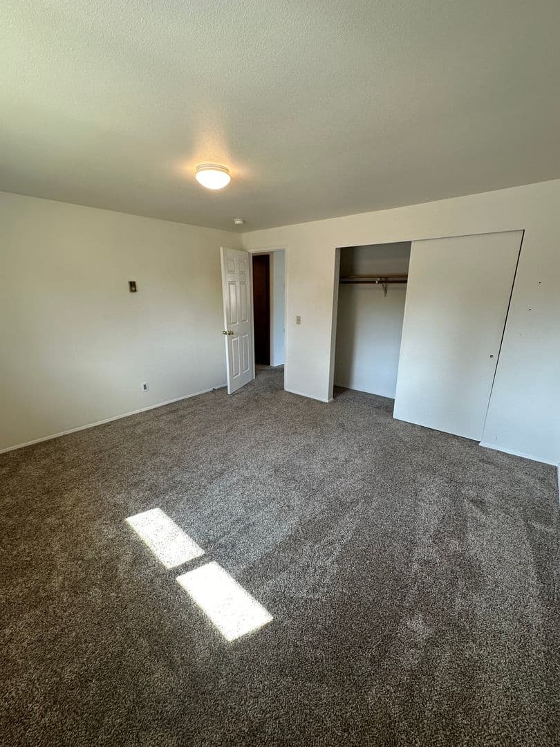 Lynden Apartment: 1300 Main St #A,B,C,D