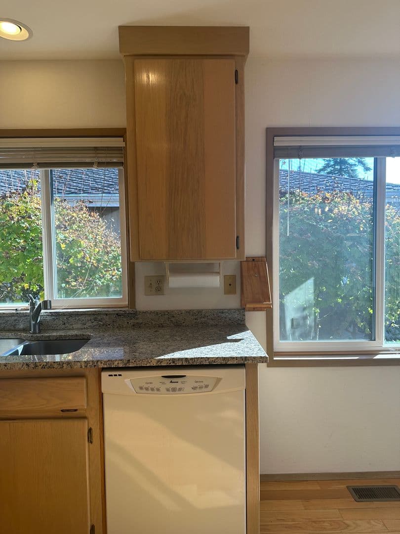 Bellingham House: 4005 B Village Dr