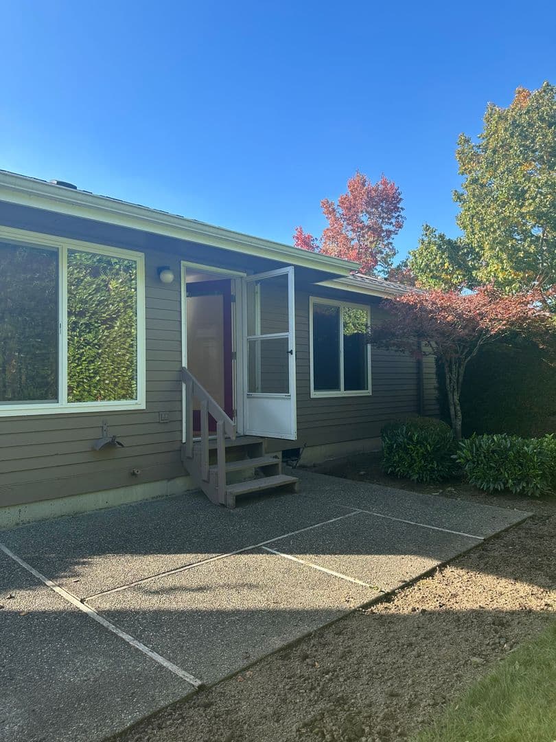 Bellingham House: 4005 B Village Dr