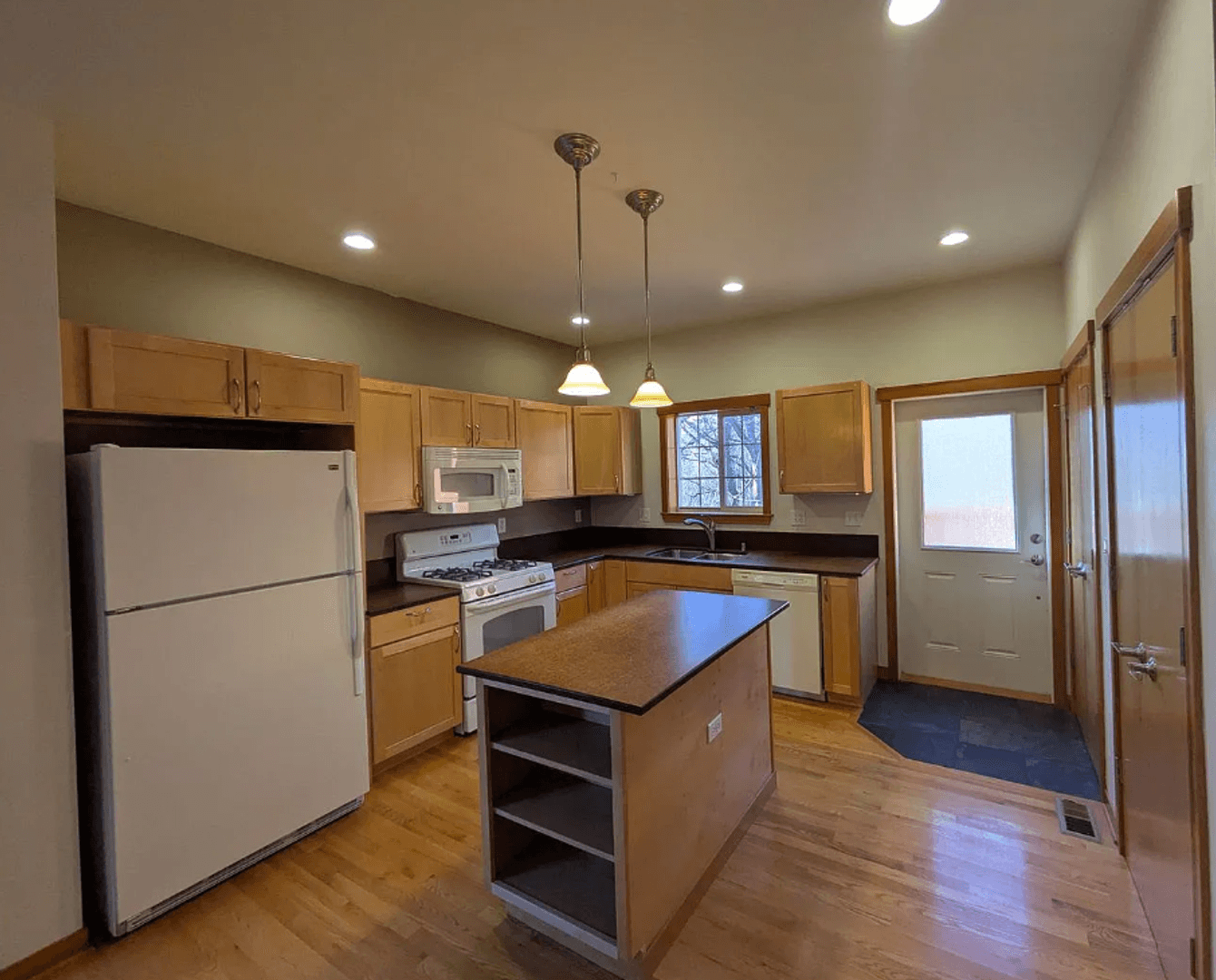 Bellingham Apartment: 4001-4057 Belltown Court
