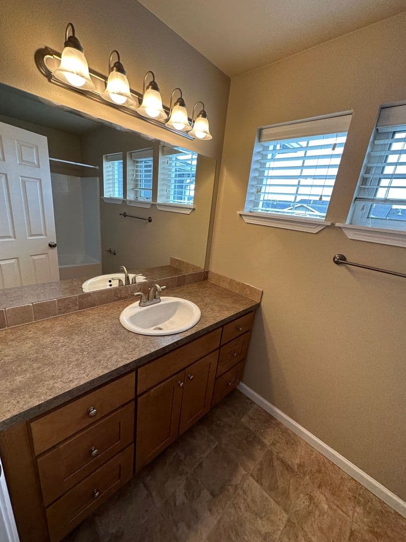 Lynden Apartment: 1947 N Prairie Ln