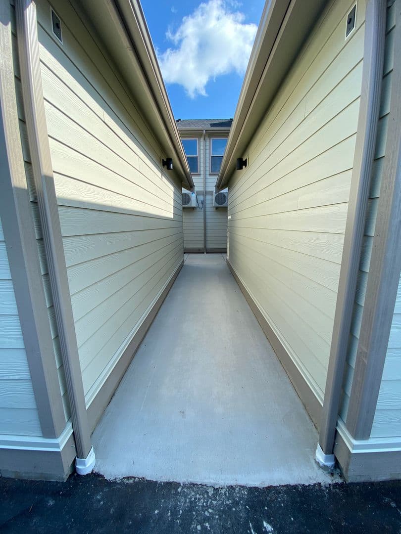 Lynden Apartment: 2073 Aaron Dr