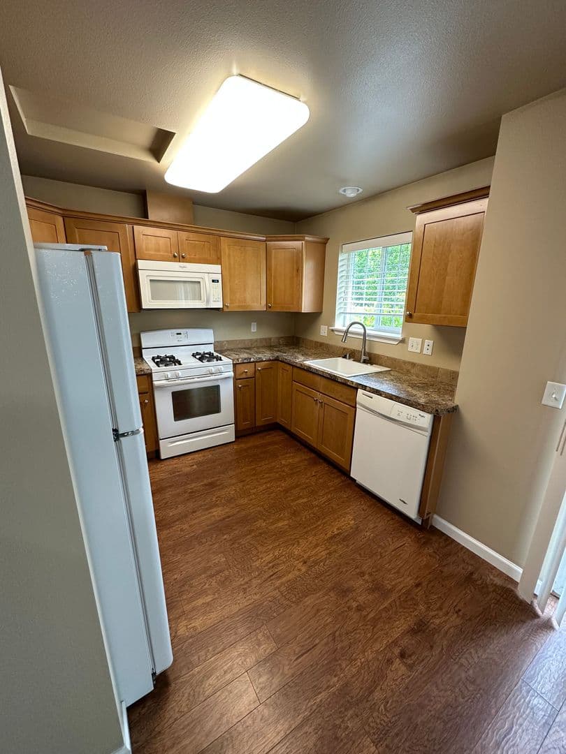 Lynden Apartment: 1947 N Prairie Ln