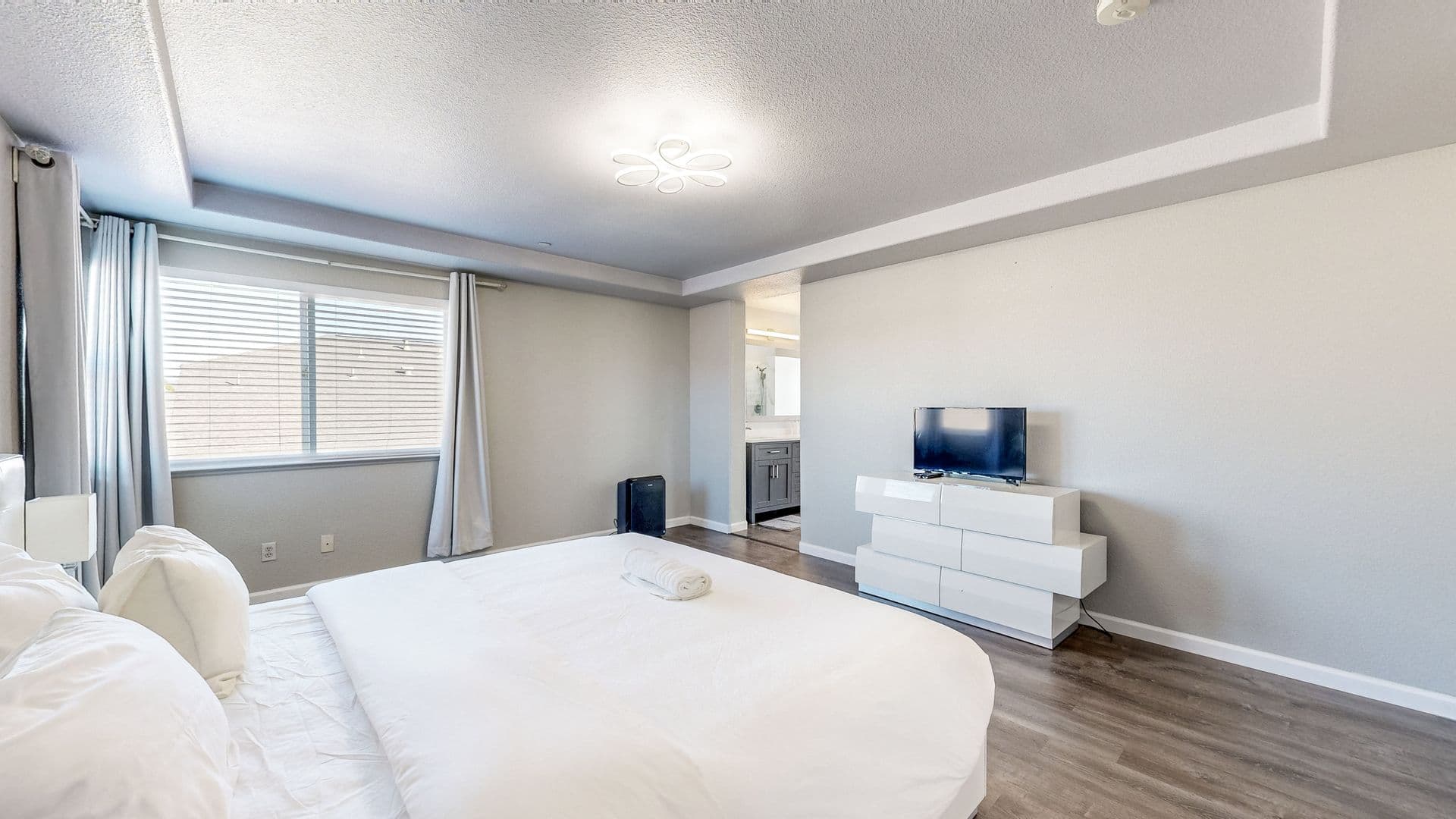 Windsor House: 8112 Luisa Way
