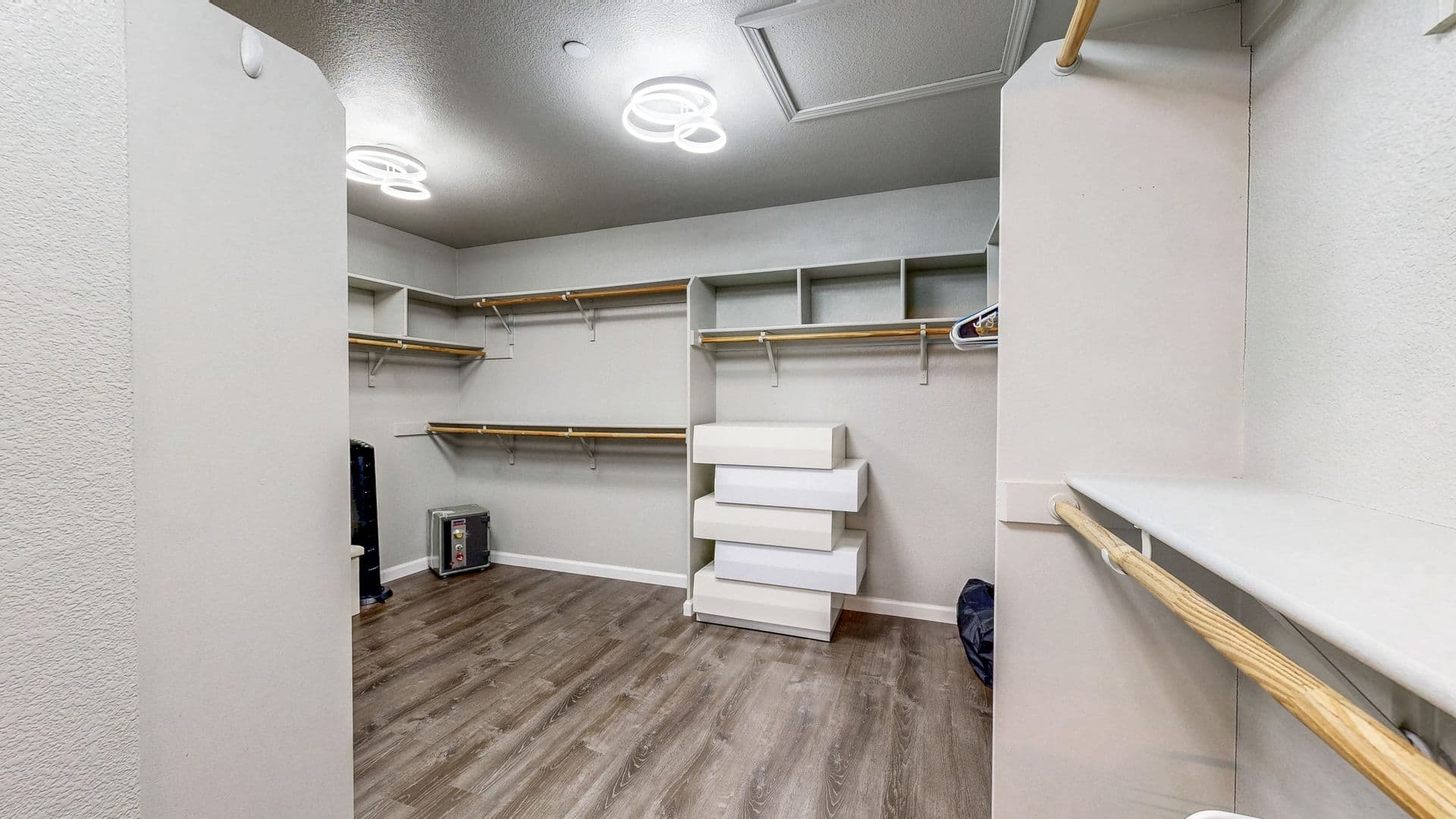 Windsor House: 8112 Luisa Way