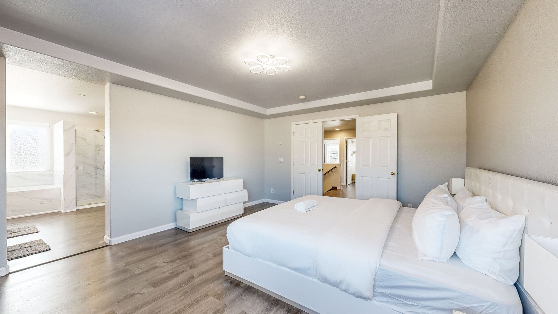 Windsor House: 8112 Luisa Way