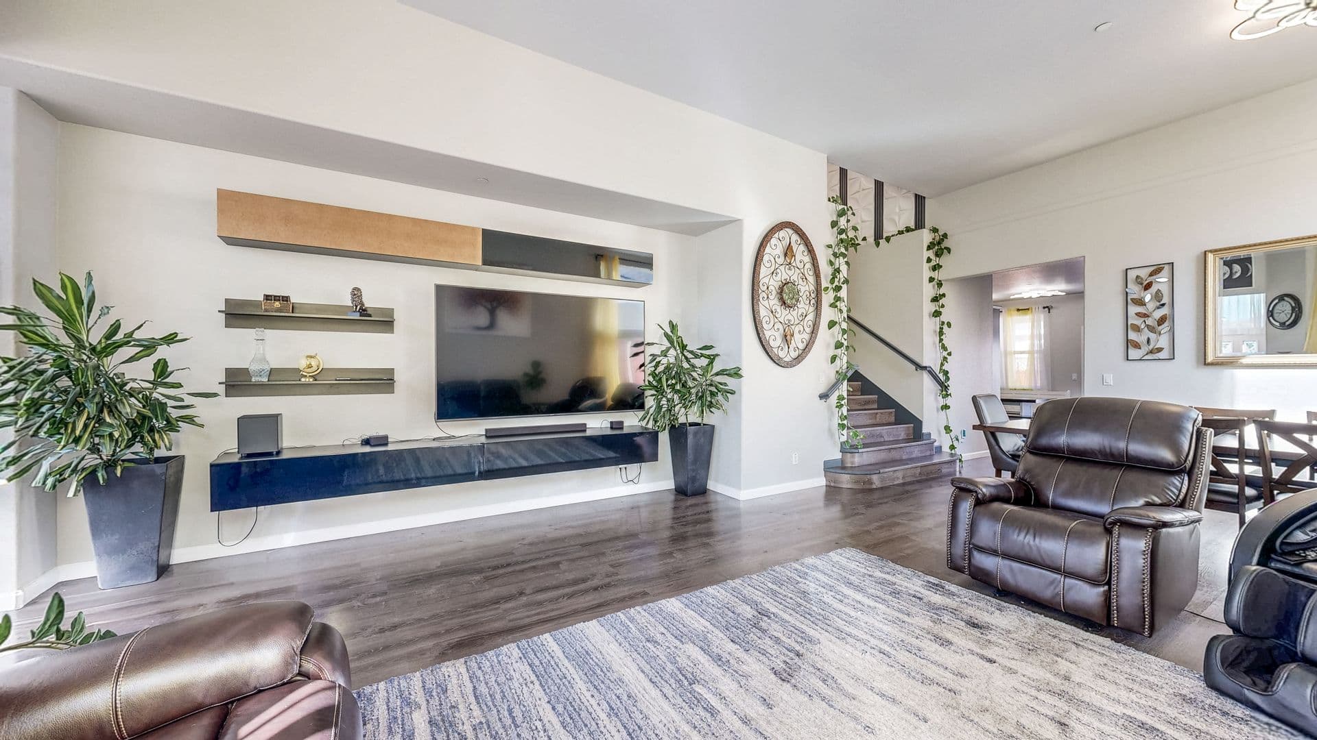 Windsor House: 8112 Luisa Way