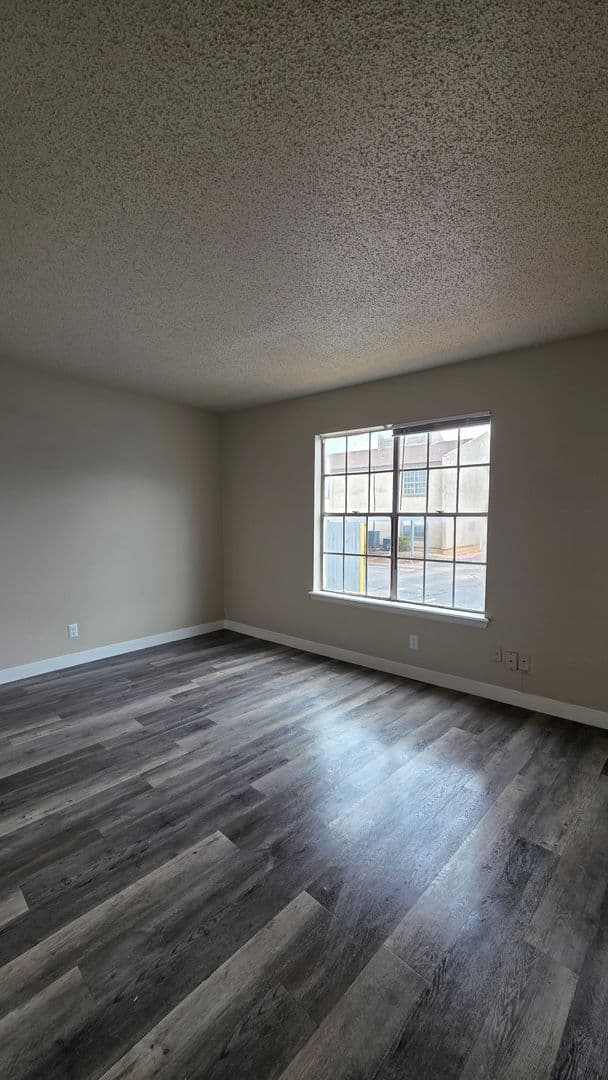 Oklahoma City Apartment: 2700 Indian Creek Blvd