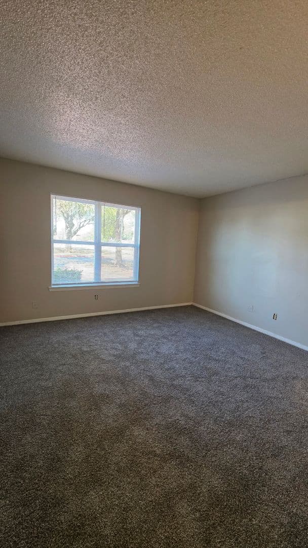Oklahoma City Apartment: 2700 Indian Creek Blvd