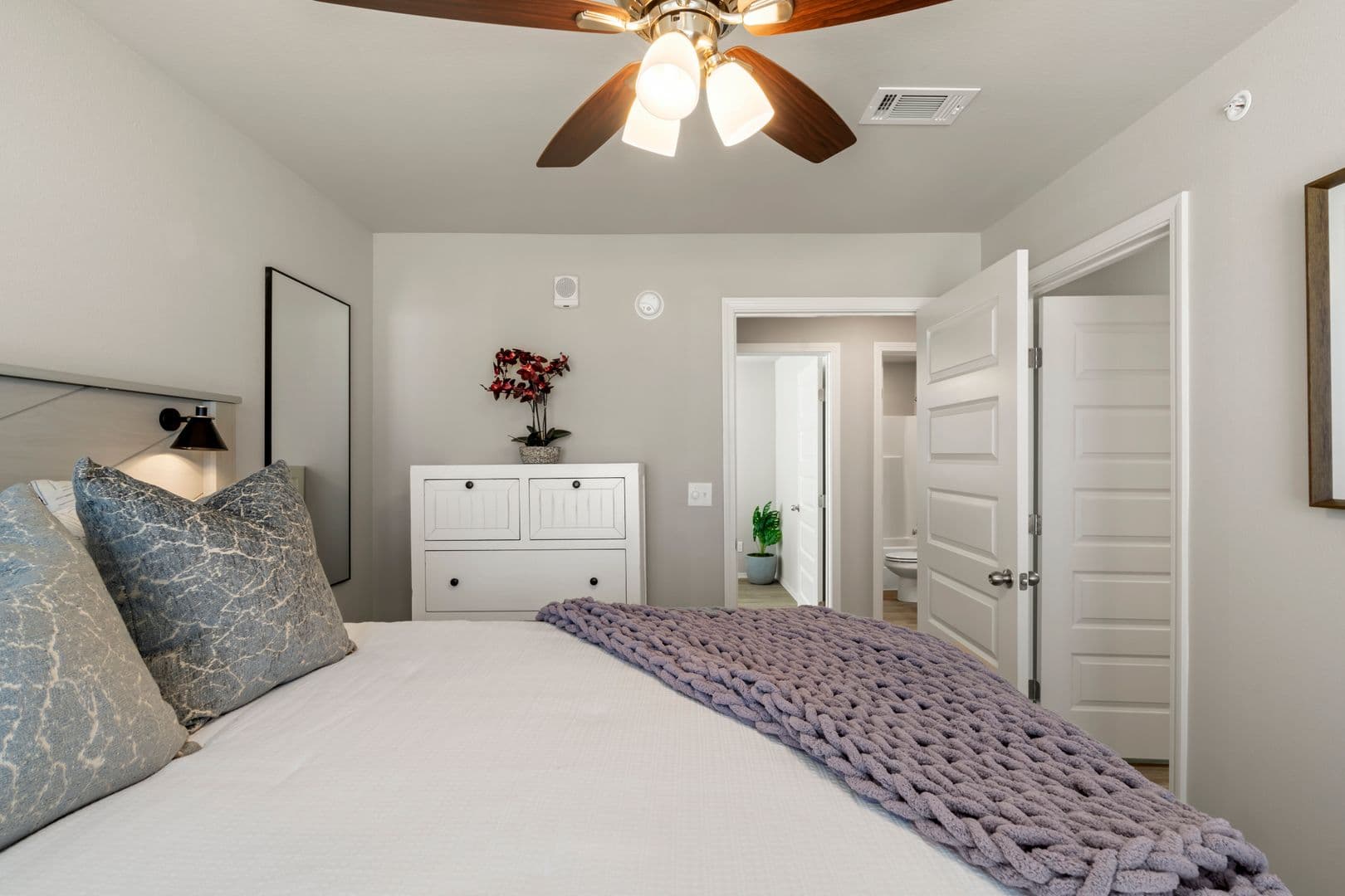 Springdale Apartment: 3324 S Old Missouri Rd