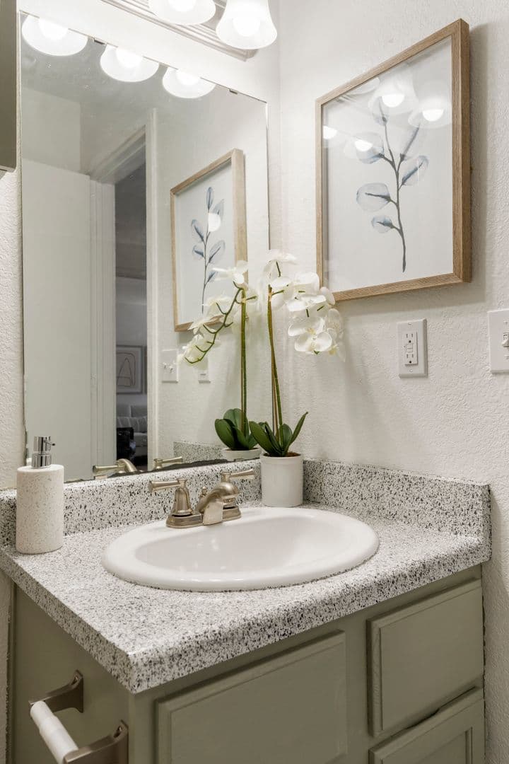 Norman Apartment: 3001 Oak Tree Ave