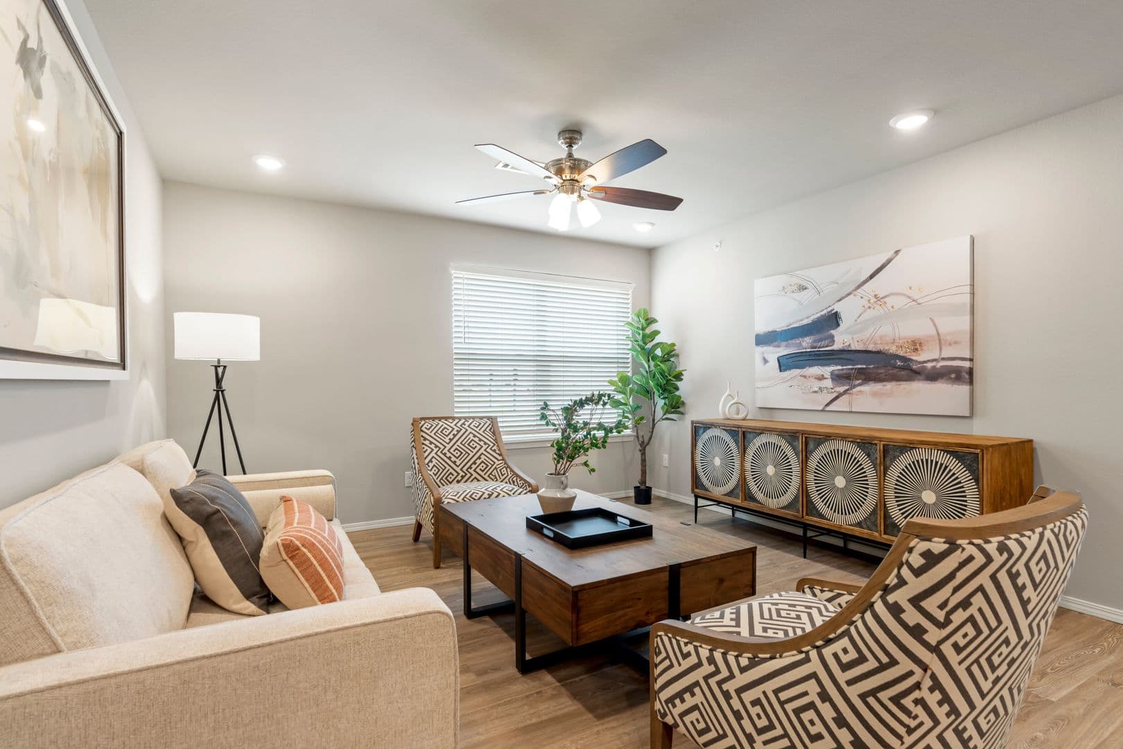 Springdale Apartment: 3324 S Old Missouri Rd