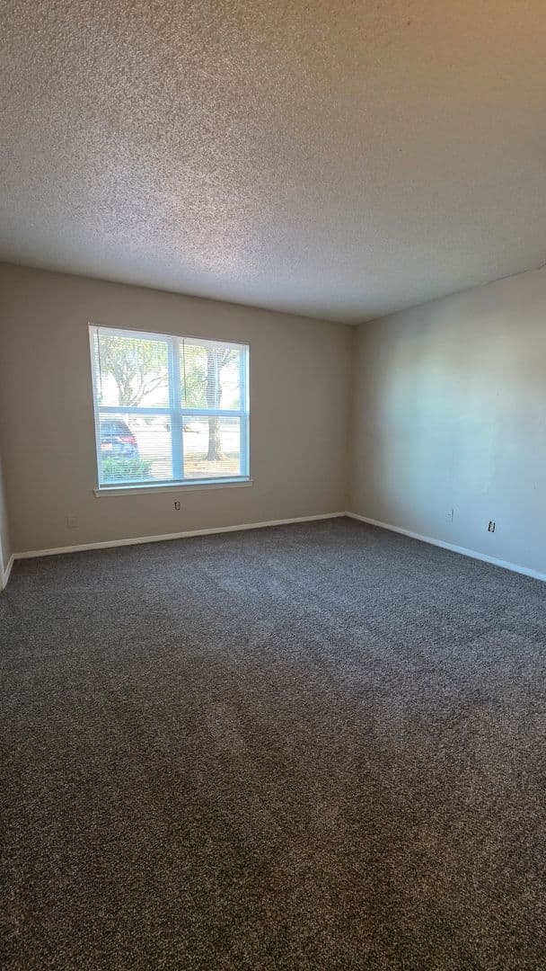 Oklahoma City Apartment: 2700 Indian Creek Blvd