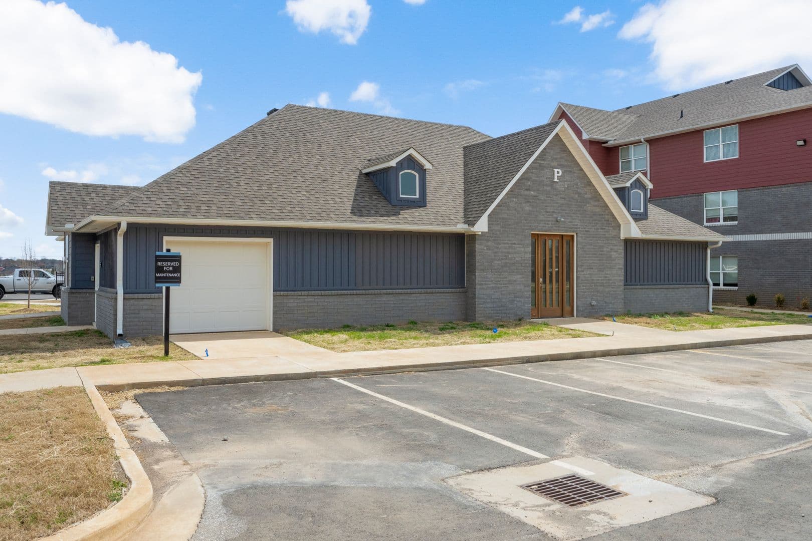 Springdale Apartment: 3324 S Old Missouri Rd