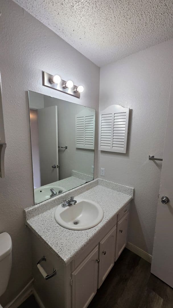 Oklahoma City Apartment: 2700 Indian Creek Blvd