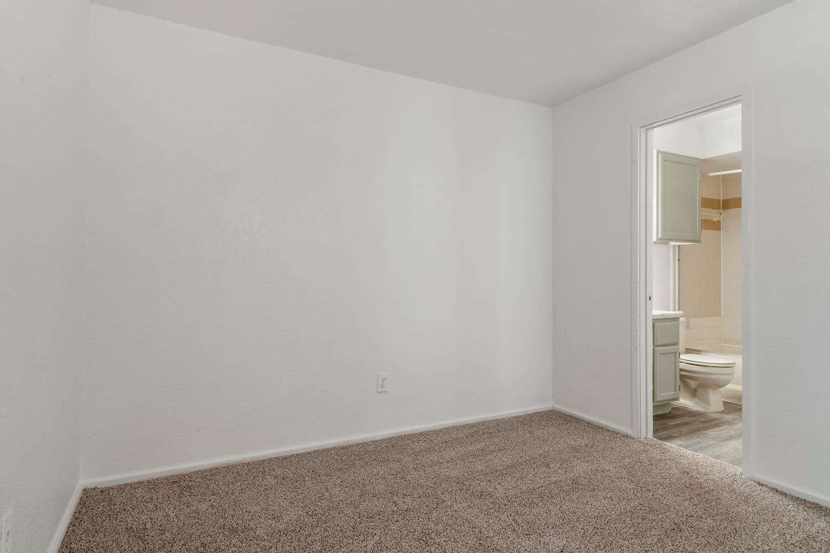 Norman Apartment: 3001 Oak Tree Ave