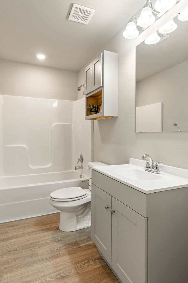 Springdale Apartment: 3324 S Old Missouri Rd