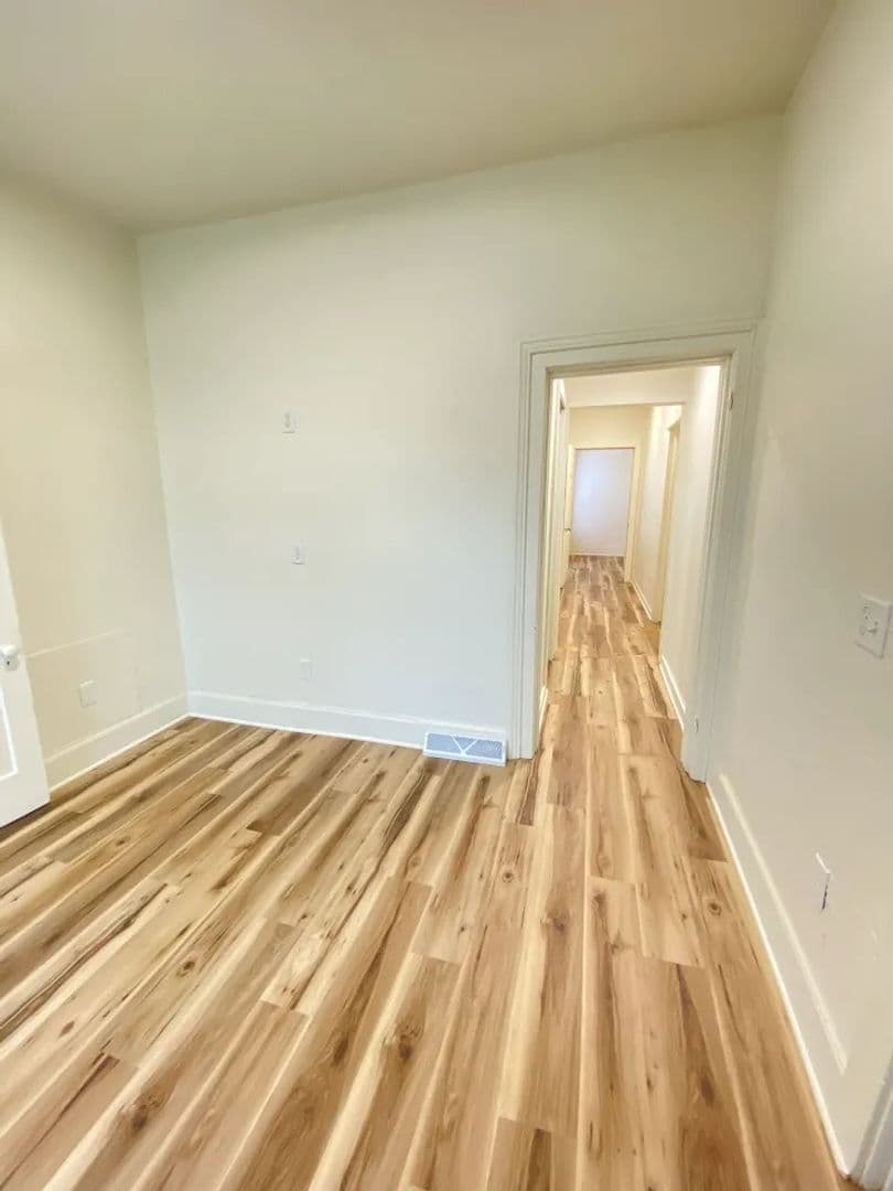 Oshkosh Apartment: 304 W Irving Ave