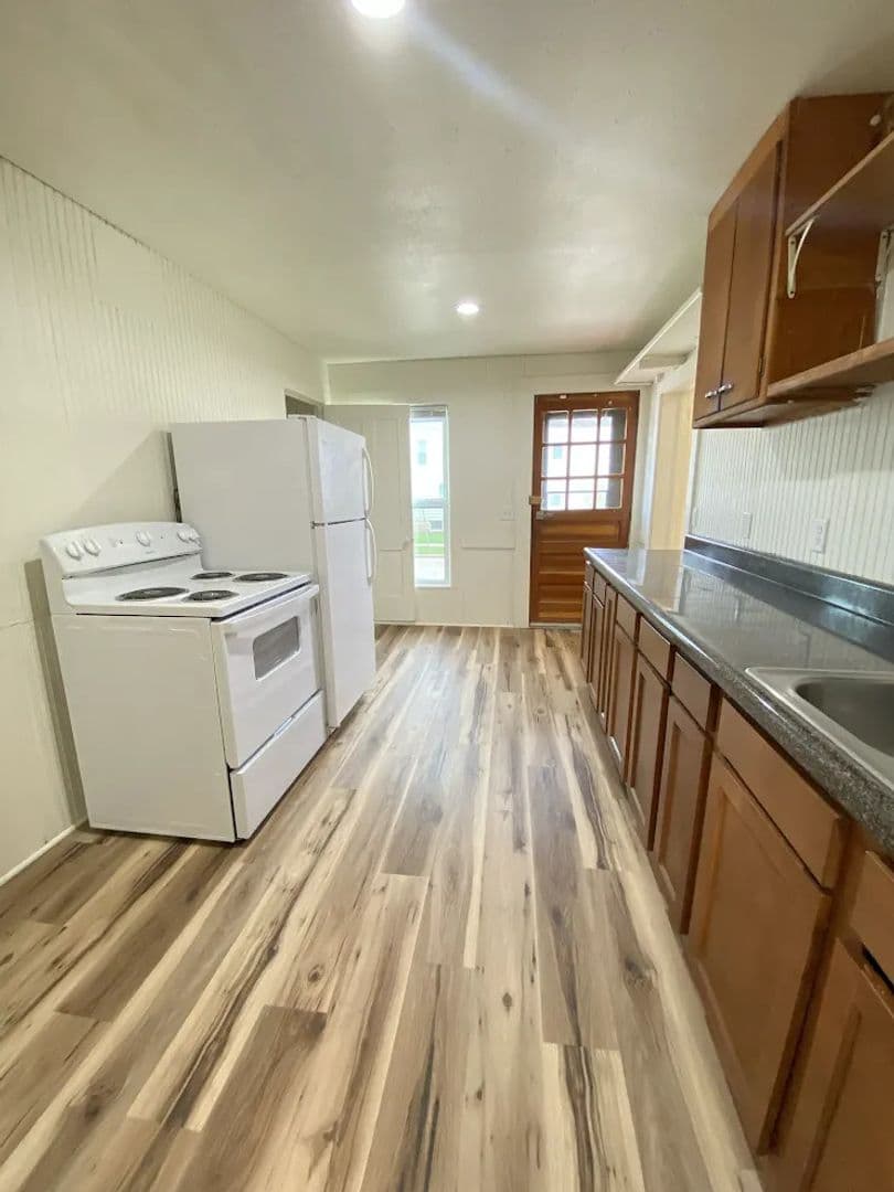 Oshkosh Apartment: 304 W Irving Ave