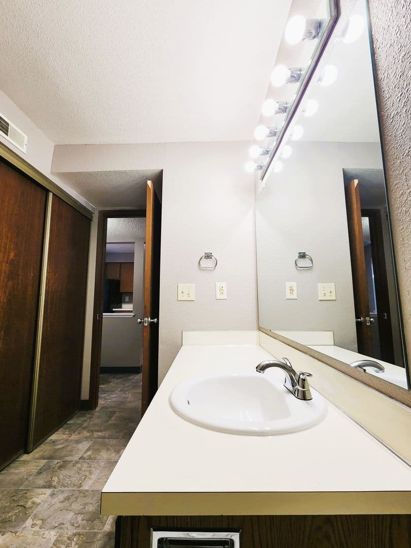 Richland Apartment: 1650 Mowry Square