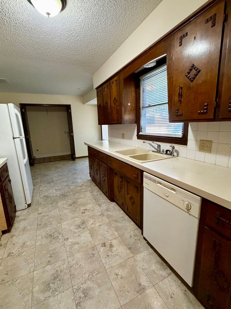 Springfield House: 1104 S Paula