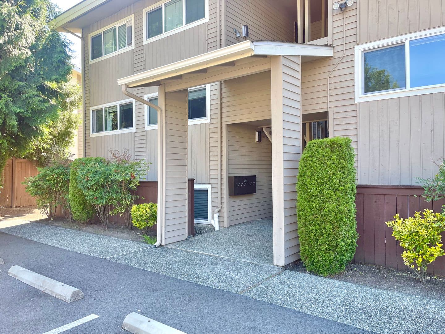 Kirkland Apartment: 725 9th Ave S, Unit 202,
