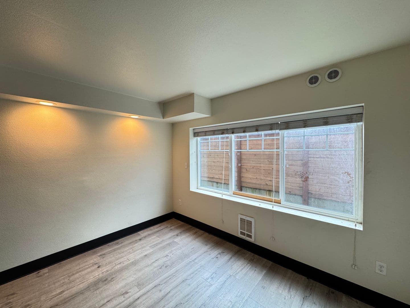 Everett Apartment: 3515 Hoyt Ave