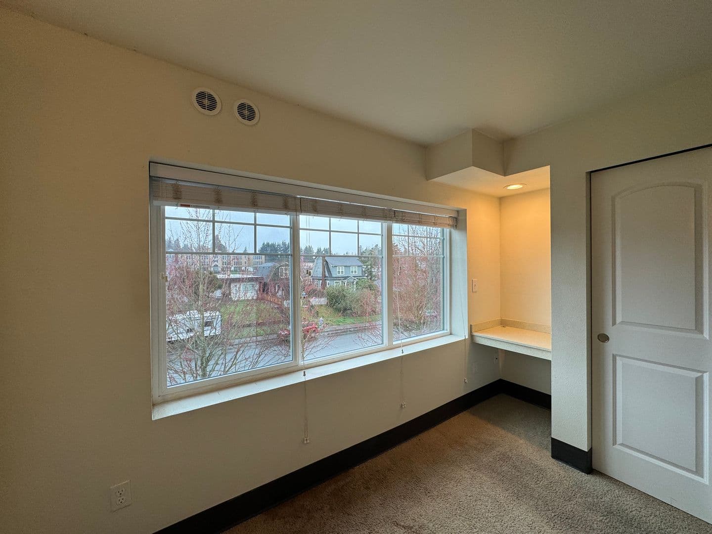 Everett Apartment: 3515 Hoyt Ave