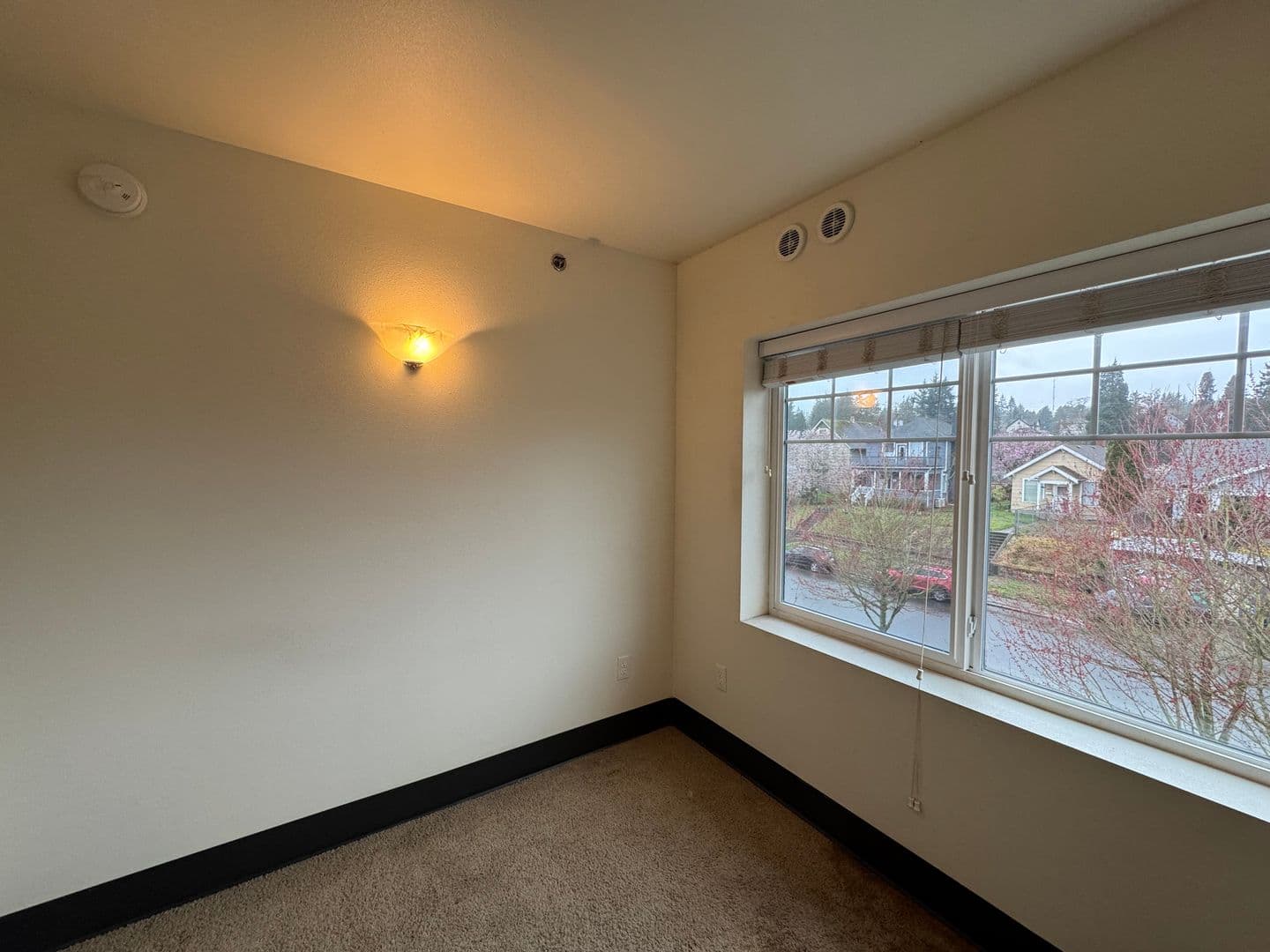 Everett Apartment: 3515 Hoyt Ave