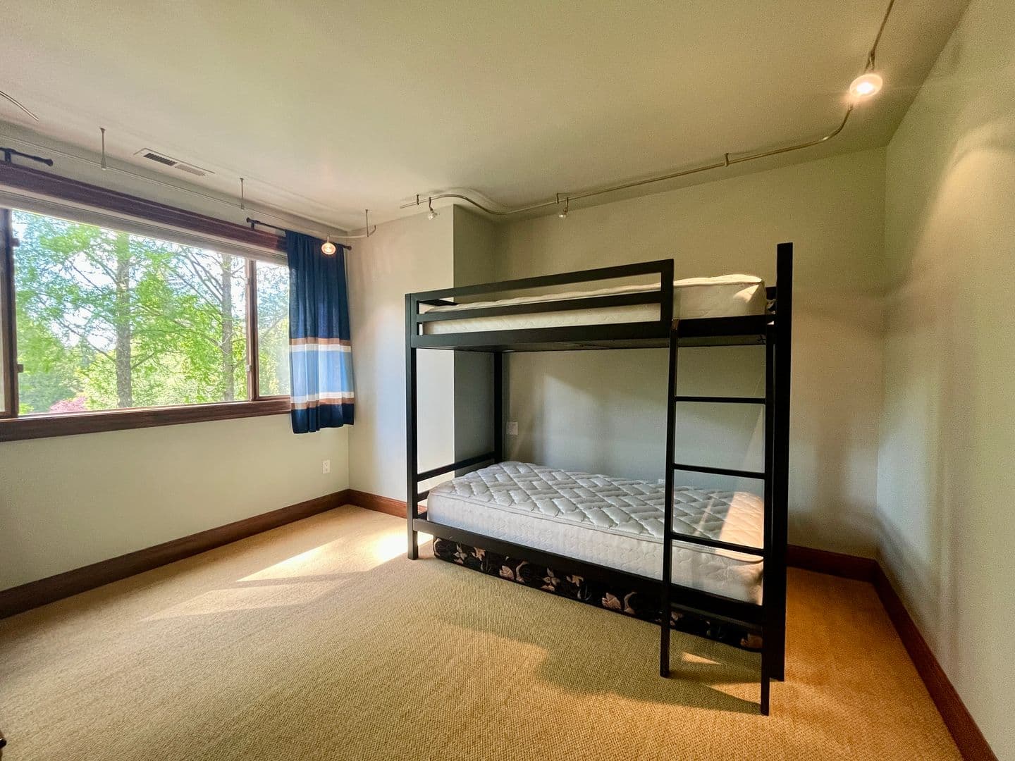 Sammamish House: 1130 Lancaster WAY SE