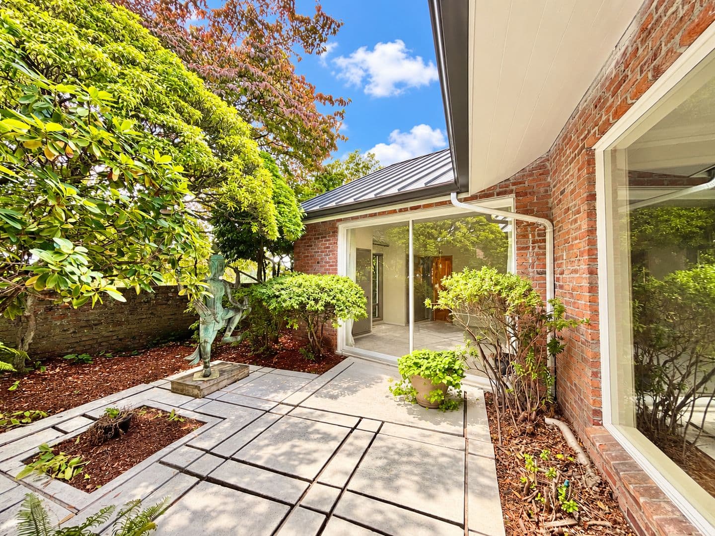 Seattle House: 6016 NE Keswick Dr