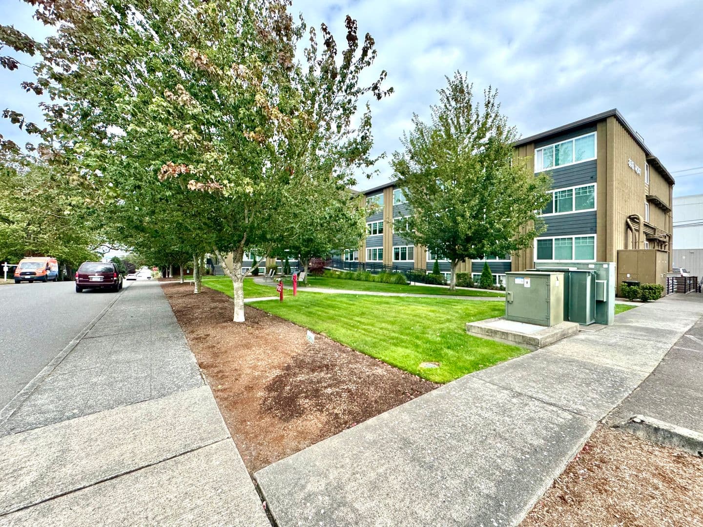 Everett Apartment: 3515 Hoyt Ave