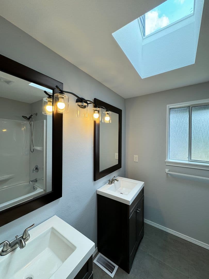 Lynnwood House: 16023 2nd Pl W