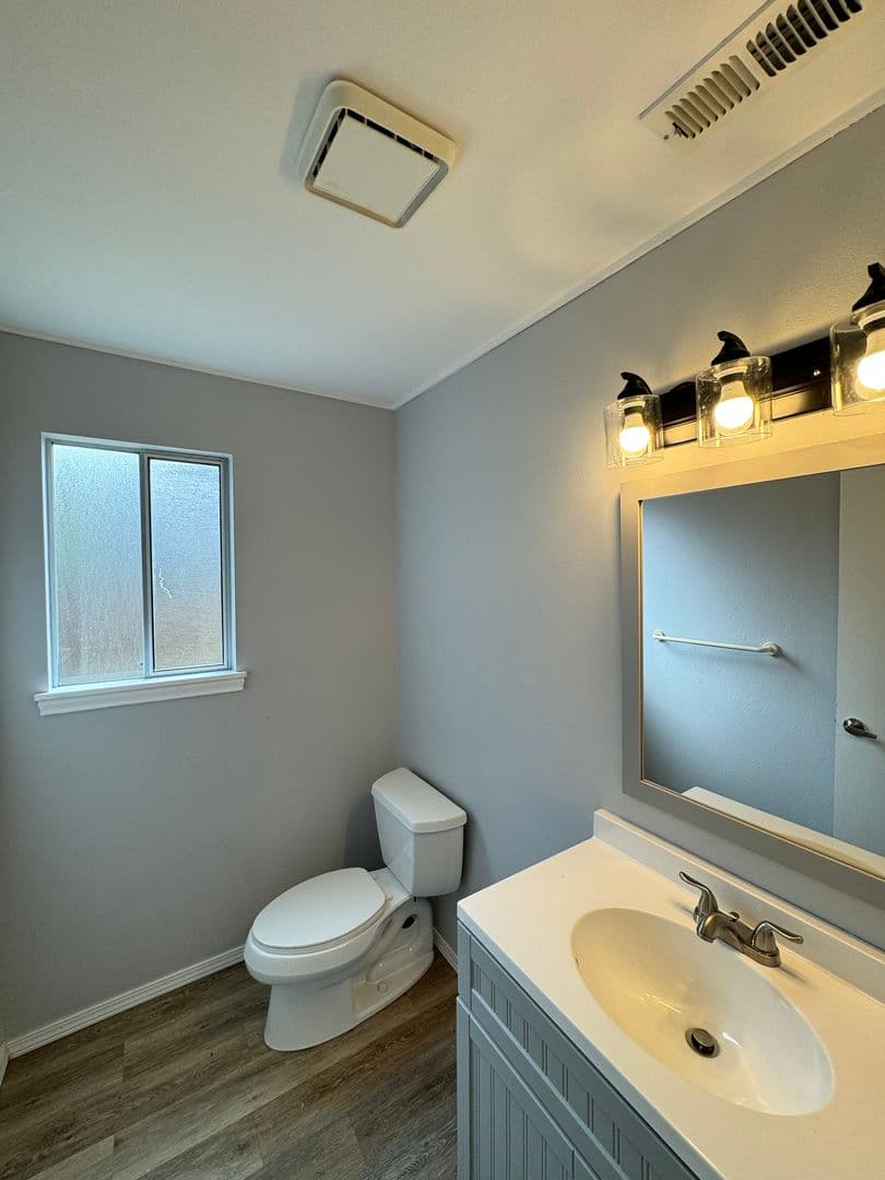 Lynnwood House: 16023 2nd Pl W