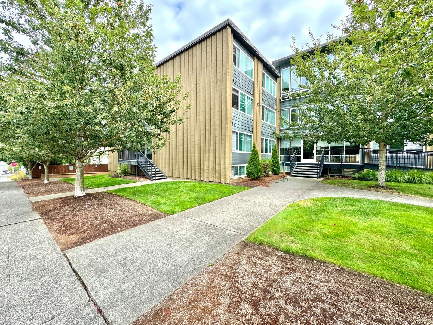 Everett Apartment: 3515 Hoyt Ave