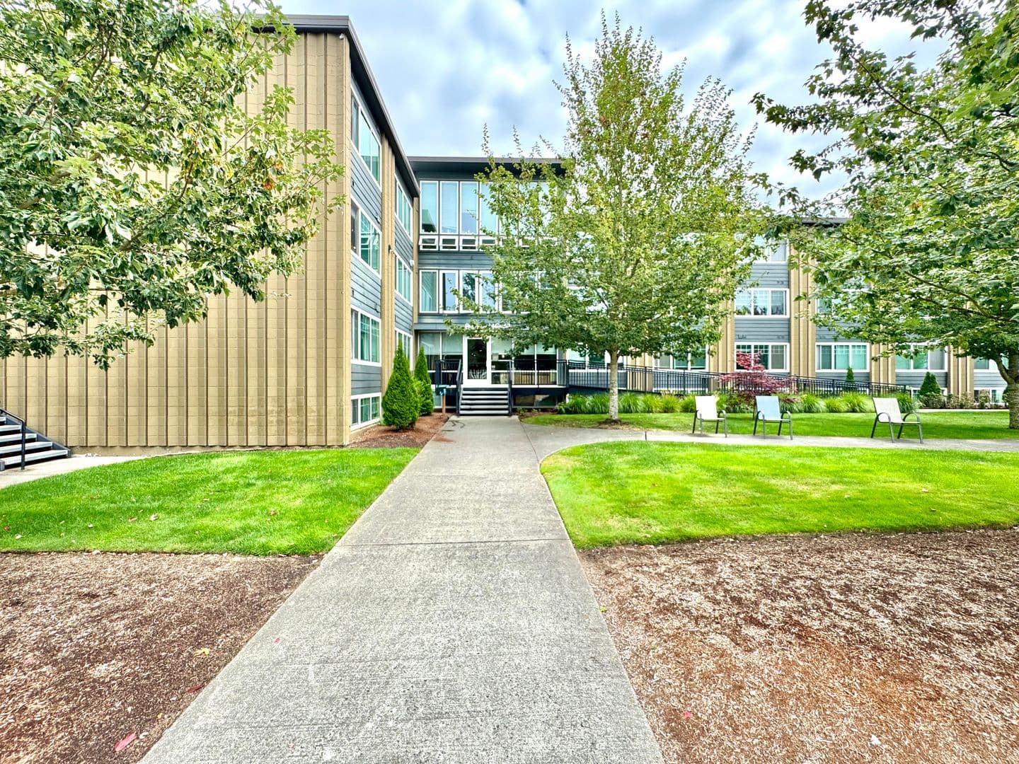 Everett Apartment: 3515 Hoyt Ave
