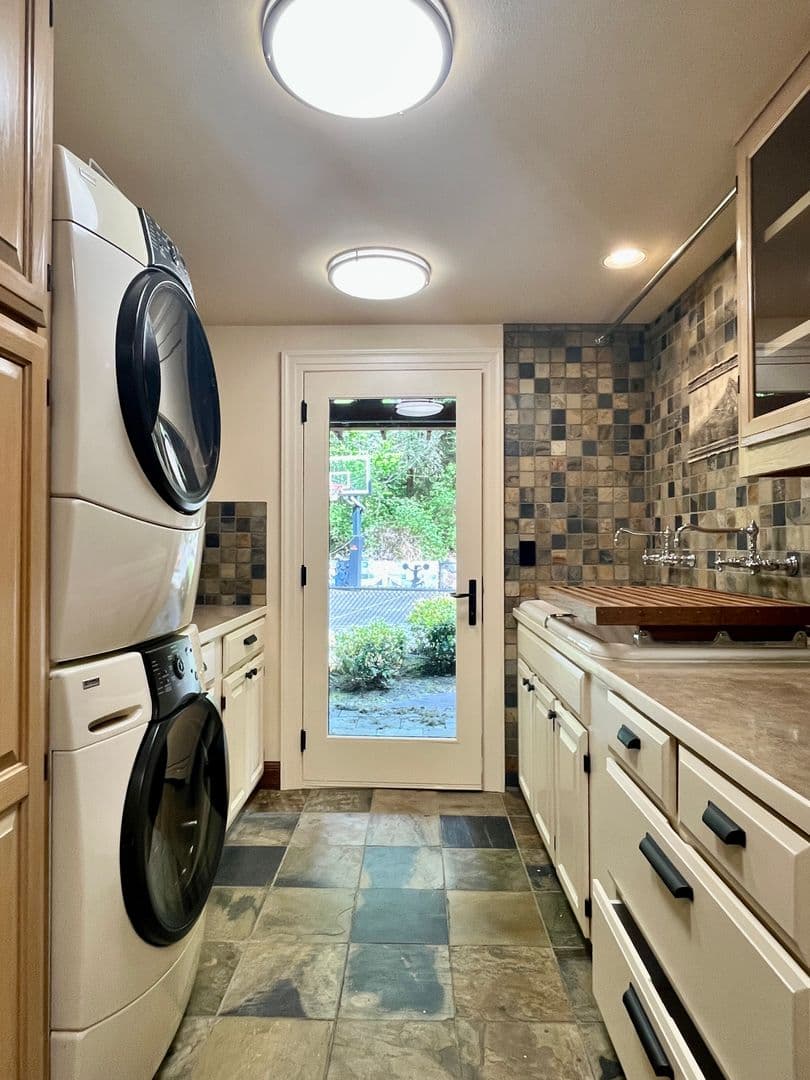 Sammamish House: 1130 Lancaster WAY SE