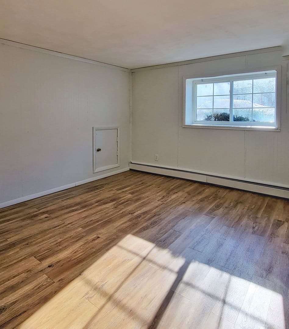 Everett House: 15 Staples Ave. Apt 18