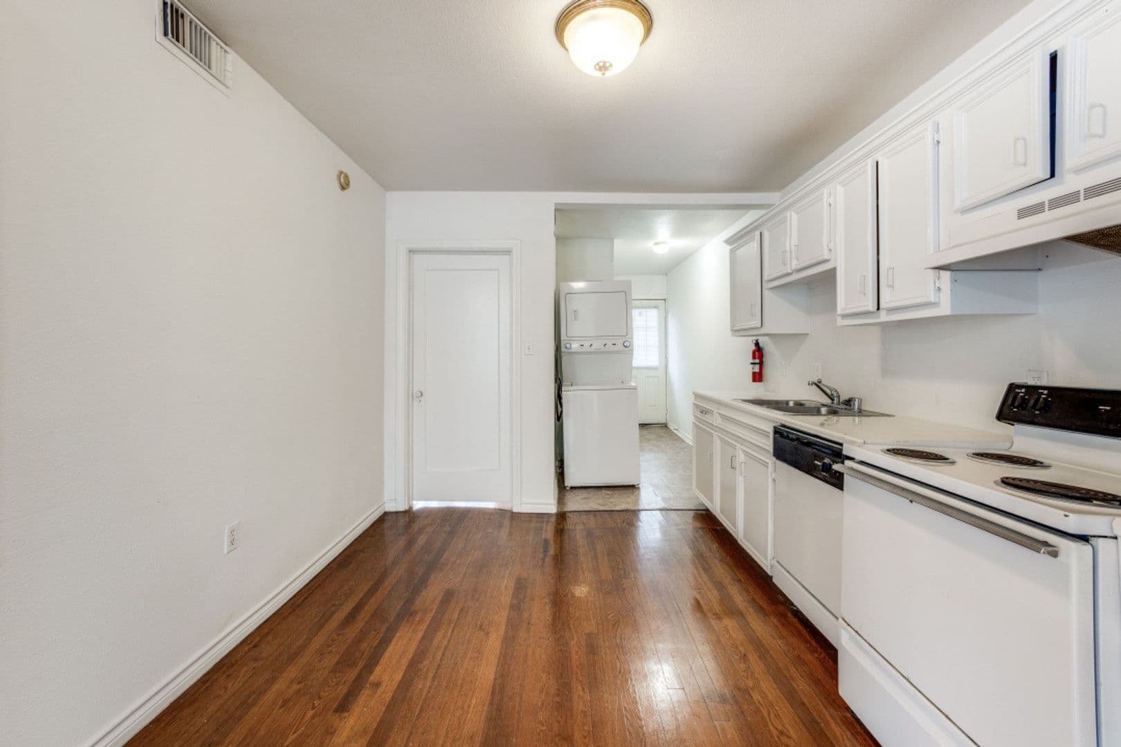 Houston Apartment: 519 W Main St - 4